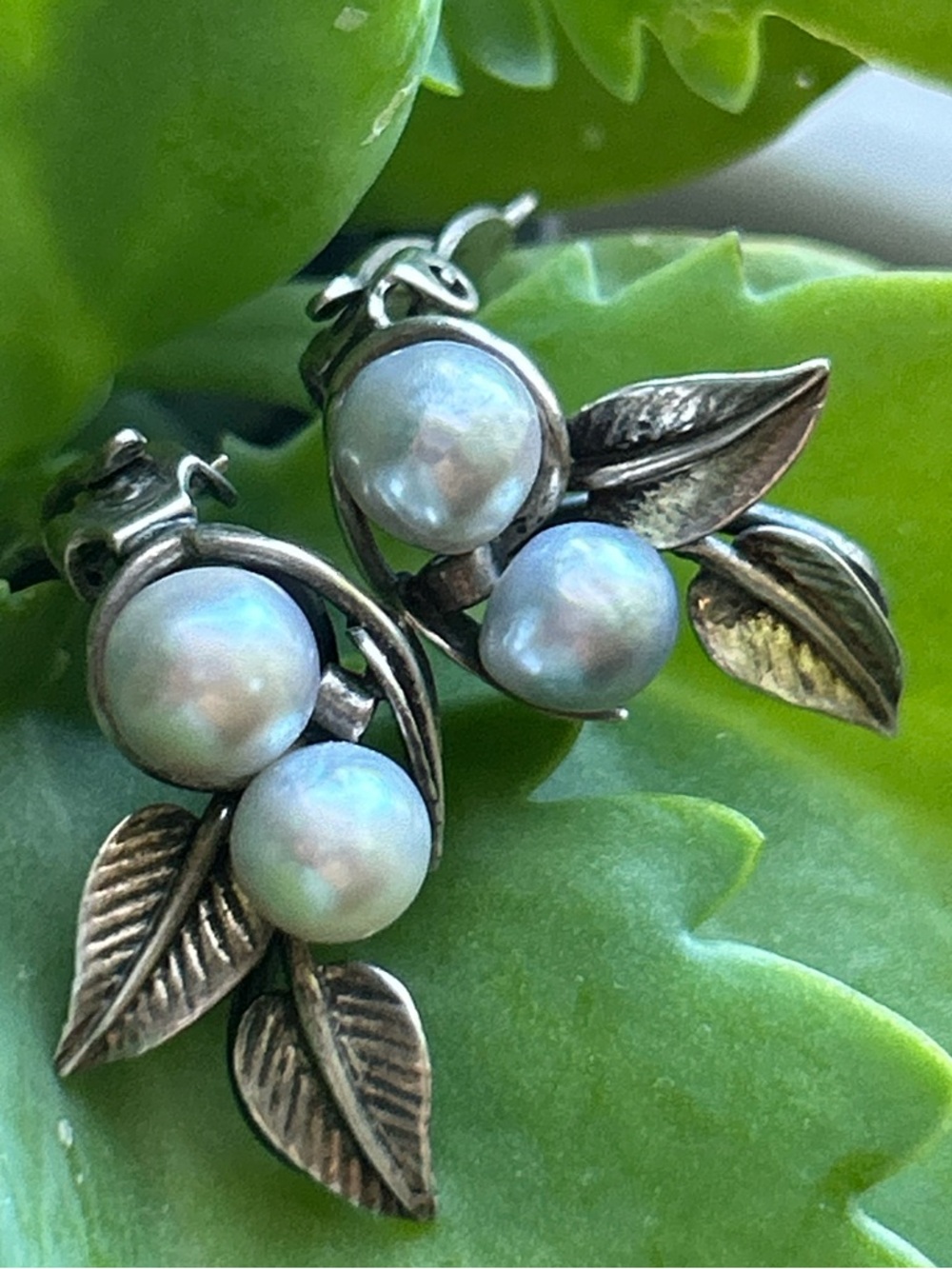 Vintage Honolulu Ming's sterling silver leaf gray pearls leaf clip on earrings